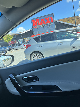 ICA Maxiskylt fotad inifrån bilen