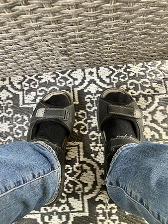 Mina fötter i sandaler på altanen