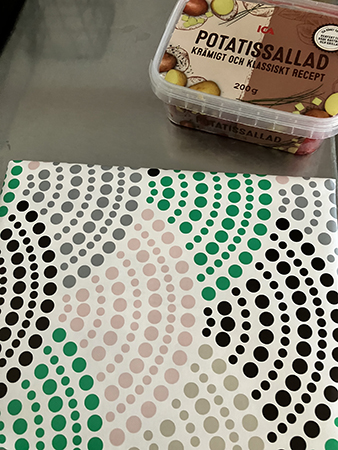 Potatissalladsburk med hallon och paket från Annas snälla mamma