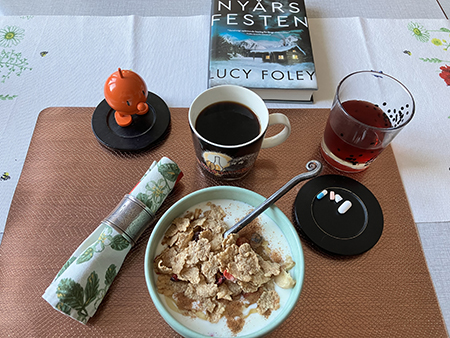 Tidig frukost med medicin och familjen