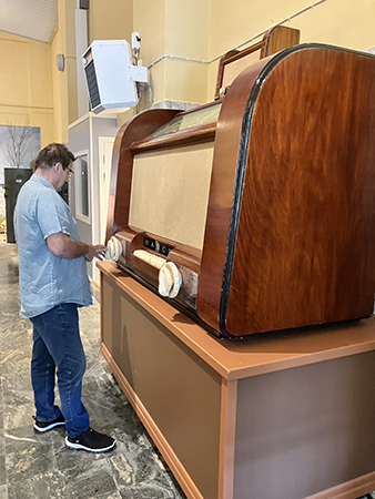 Finske Pinnen och stor radiomodell i rundradiomuseet