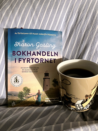 Boken Bokhandeln i fyrtornet och kaffe på sängen