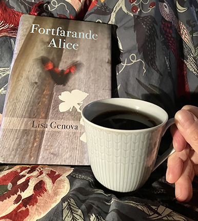 Boken Fortfarande Alice och kaffe på sängen Boken Fortfarande Alice och kaffe på sängen