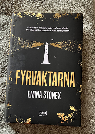 Boken Fyrvaktarna av Emma Stonex på handduk
