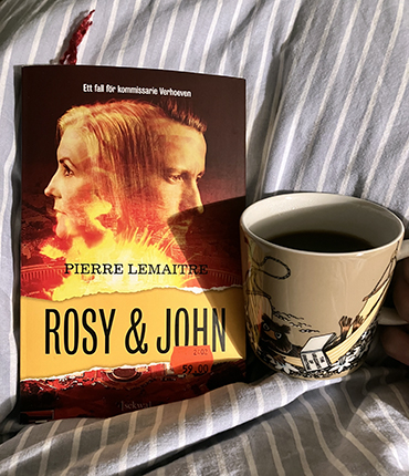 Boken Rosy o John o kaffe på sängen i lördagsmuggen