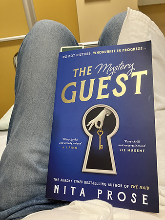 Boken The Mystery Guest med mig i sjukhussängen