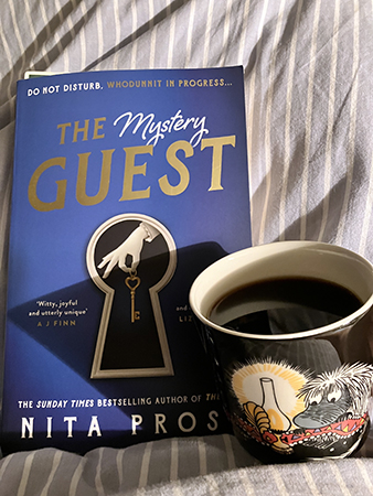 Boken The Mystery Guest o kaffe på sängen hemma