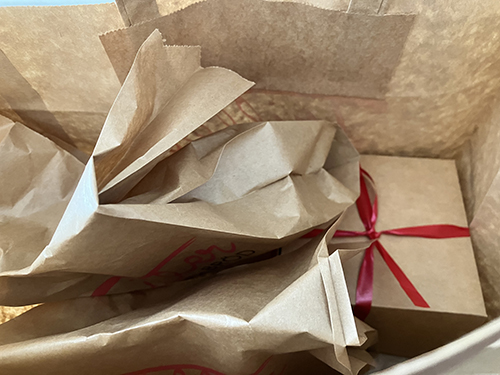 Brun kasse med bakelsekartong och bruna påsar