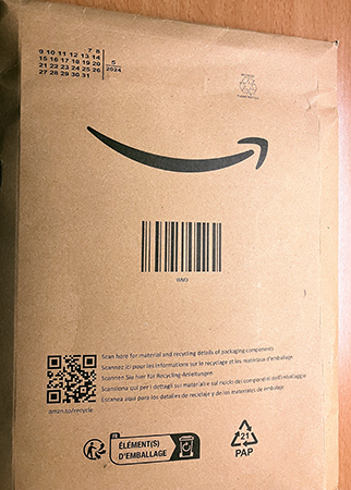 Ett brunt paket utanför lägenhetsdörren