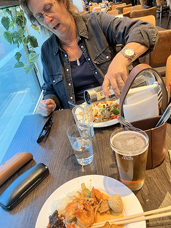 FEM häller upp vatten på Pong