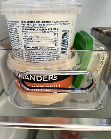 Plastlåda med såser och röror