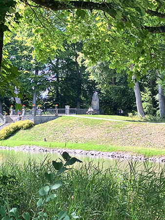 Platens grav sedd från Södra kanalvägen