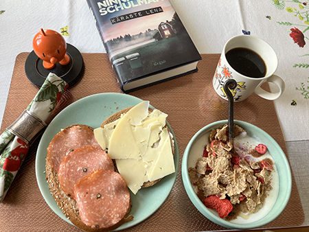 Rejäl tisdagsfrukost med mackor o fil o Hopptimisten boken Käraste Lena