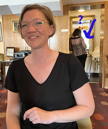 Sanna Mac Donald o okänd brutta i bakgrunden kopiera