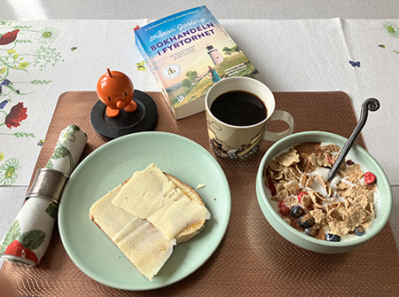 Söndagsfrukost med Hopptimisten o Bokhandeln i fyrtornet rostat bröd fil o kaffe