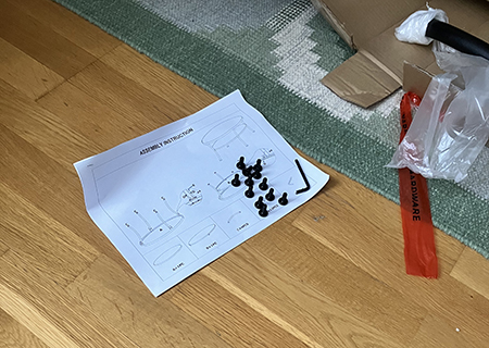 Tolv skruvar och en sexkantsnyckel till soffbordet