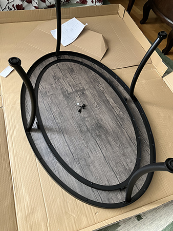 Benen är påskruvade hyllan inte soffbordet