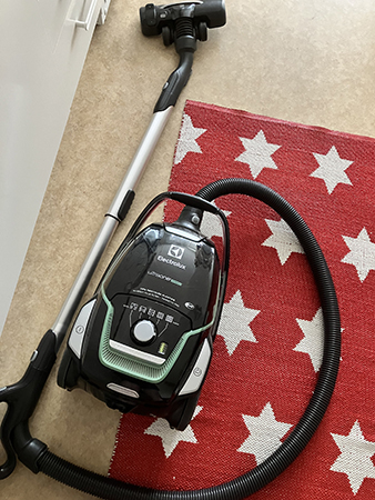 Dammsugaren på köksmattan