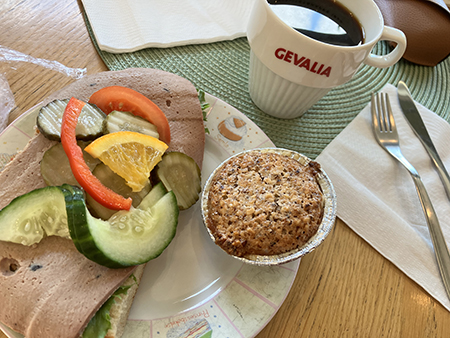 Fika på Ubbes Ekön leverpastejmacka och nötmazarin