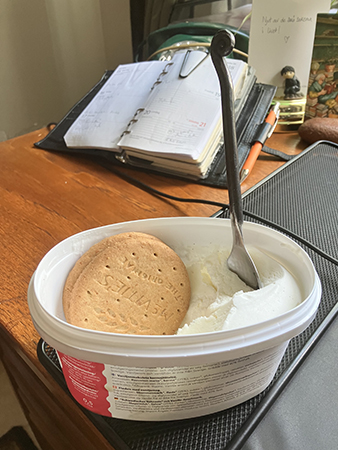 Glass och digestivekex vid skrivbordet