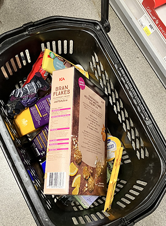 Korg med matvaror