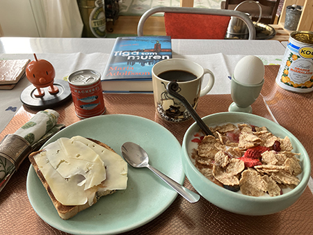 Lördagsfrukost vid lunchtid med Hopptimisten och Tiga som muren Lördagsfrukost vid lunchtid med Hopptimisten och Tiga som muren