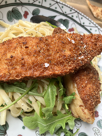 Pasta med friterad kyckling Basilico