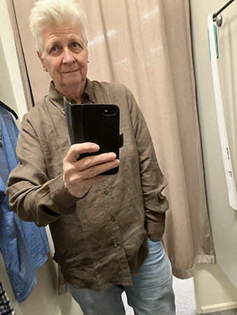 Provar en brun linneskjorta på Thuns