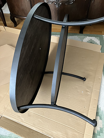 Soffbordet ligger på sidan hyllan är påskruvad