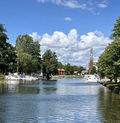 Båtar vid Mallbodens hamn i kanalen