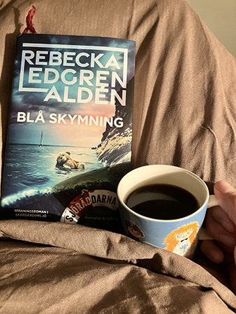 Boken Blå skymning och kaffe på sängen Boken Blå skymning och kaffe på sängen
