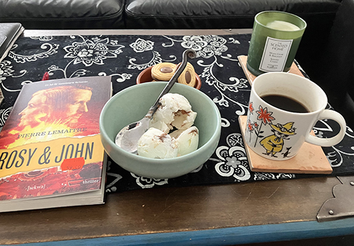 Eftermiddagsfika med glass o boken Rosy o John Eftermiddagsfika med glass o boken Rosy o John