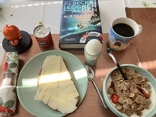 Frukost med Hopptimisten Blå skymning o solinsläpp över ostmackan Frukost med Hopptimisten Blå skymning o solinsläpp över ostmackan