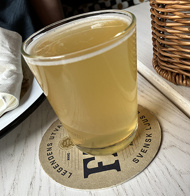 Ett litet glas veteöl på Ölhallen