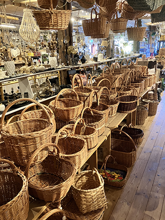 Massor av korgar Ulfåsa möbler