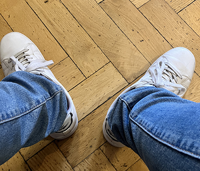 Mina jeansben o vita gympadojor på parketten i väntrummet på vc