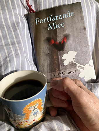 Boken Fortfarande Alice o kaffe på sängen i muminmugg Boken Fortfarande Alice o kaffe på sängen i muminmugg