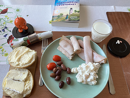 Kallskuret med mimosa tomater oliver ostfralla Hopptimisten o boken Bokhandeln i fyrtornet