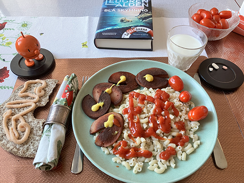 Kycklingkorv och makaroner Blå skymning Hopptimisten knäcke med kaviar Kycklingkorv och makaroner Blå skymning Hopptimisten knäcke med kaviar