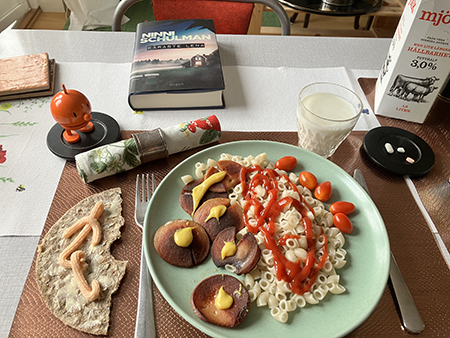 Kycklingkorv och makaroner kaviarknäcke med familjen