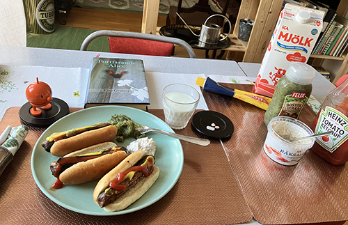 Kycklingkorvar med bröd räksallad o bostongurka mjölk Hopptimisten o Fortfarande Alice Kycklingkorvar med bröd räksallad o bostongurka mjölk Hopptimisten o Fortfarande Alice