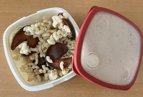 Makaroner och kycklingkorv i matlåda