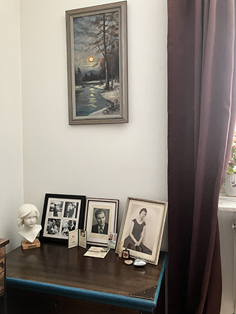 Mammas brudkista med foton på