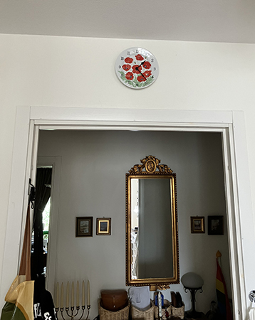 Vallmoklockan över öppningen i köket sedd från köket