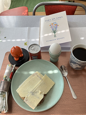 Andra frukost med macka och ägg