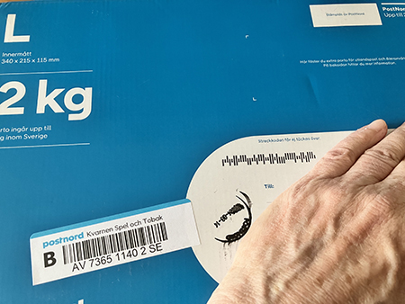 Blå låda med min hand på