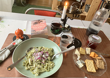 Castellotoffelpasta vin ostassiett krusbärsmarmelad Hopptimisten Om en syster täntt ljus