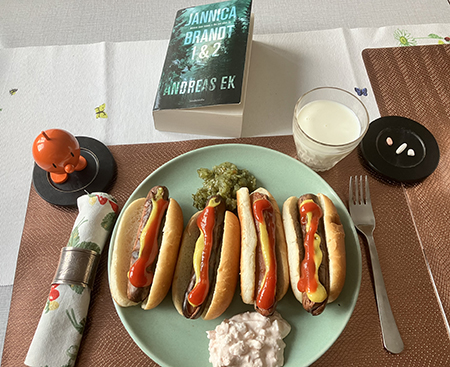 Fyra kycklingkorvar med bröd o tillbehör Hopptimisten och Jannica Brandt 1 o 2