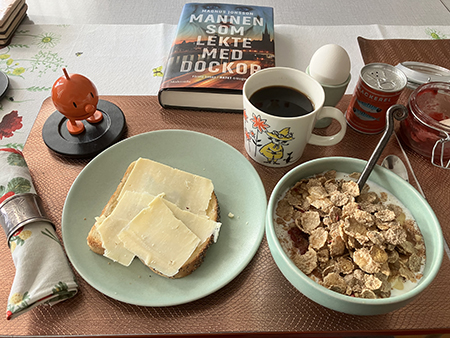 Helgfrukost klockan tolv m Hopptimisten och Mannen som lekte med dockor