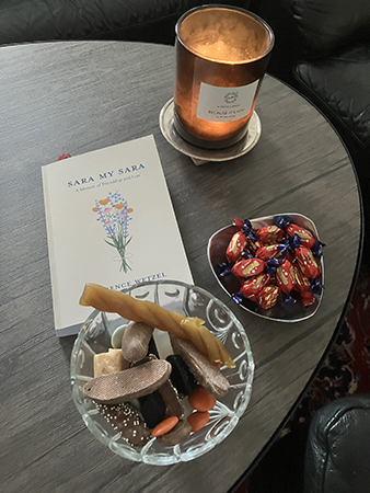 Lördagsgodis boken Sara my Sara och tänt ljus Lördagsgodis boken Sara my Sara och tänt ljus